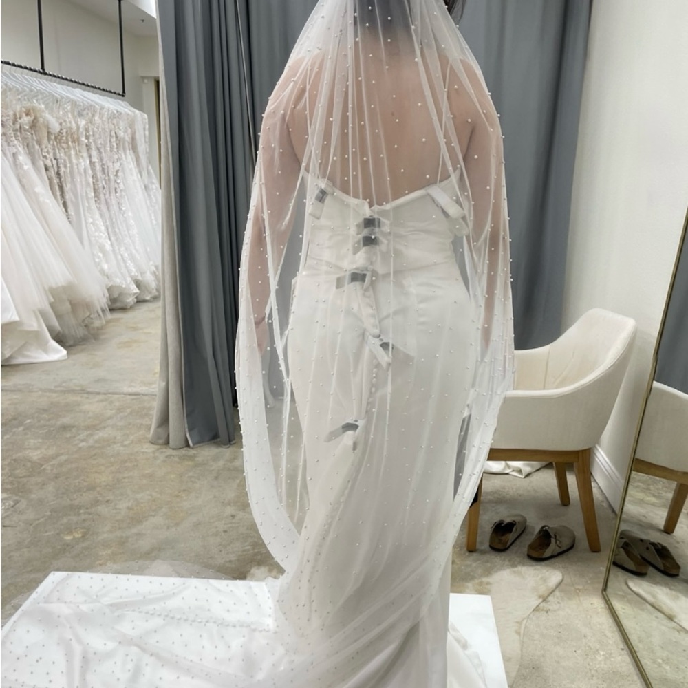 Sophisticated Ivory Bridal Dress - Picture 4 of 4